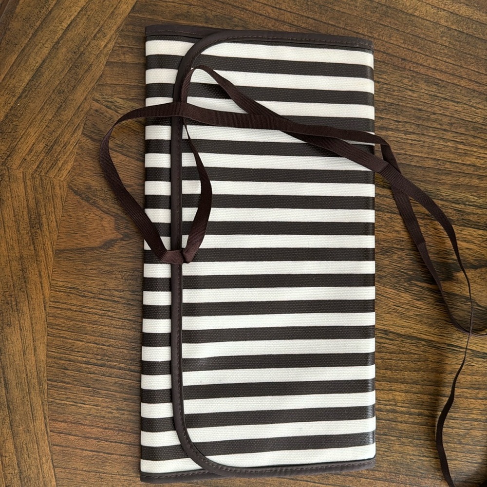 Henri Bendel travel accessory